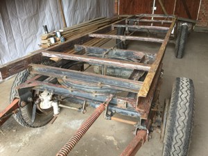 Ursprüngliches Untergestell vom Wagen komplett entrostet.
