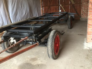 Die Unterkonstruktion noch nicht auf den Wagen aufgebaut. Die Stahlkonstruktion vom Wagen 2x mit Rostschutz gestrichen.