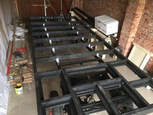 Die neue Unterkonstruktion  vom Wagen auf das Gestell aufgebaut. Und die Stahlteile vom Wagen 2x mit Rostschutz gestrichen.