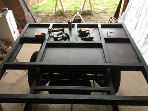 Stahlunterkonstruktion vom Wagen mit Rostschutz gestrichen und Felder zwischen der Unterkonstruktion mit Siebdruckplatten verschlossen. Alle 4 Seiten mit Silikon abgedichtet.