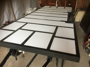 Zwischen der Unterkonstruktion vom Wagen 60mm Styropor-Platten verlegt.