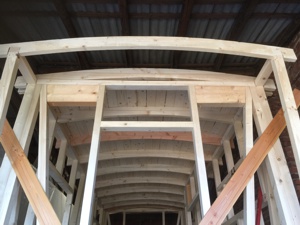 KVH 6 x 8 Ständerwerk. Dachbalken 4 x 12 KVH mit der Oberfräse abgerundet.