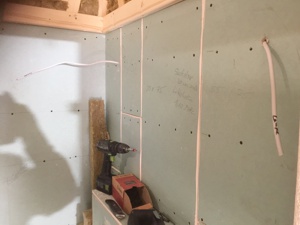 Badezimmer-Innenwände vor dem Fliesen mit 12,5 mm imprägnierter Gipskartonplatte verkleidet.
