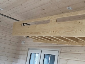 Die Treppe /Leiter) hängt unter der Decke vom Wagen.