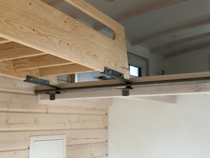 Die Holzleiter (Eigenbau) hängt an Aufhängung aus VA-Rohr zum Loft (Schlafraum).