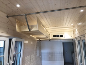 Die andere Seite von der Leiter. Mit einer VA-Halterung unter die Decke gehängt.