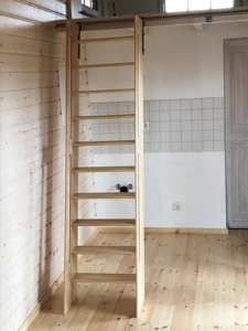 Die Treppe (Leiter) steht fest auf dem Boden als Zugang zum Loft.