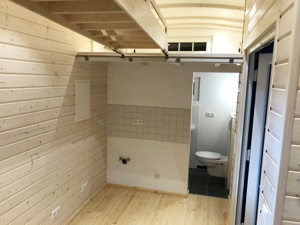 in Blick in den Wagen vom Balkon an der Giebelseite. Das Loft über dem Bad. Die Treppe (Leiter) zum Loft under der Decke festgemacht.