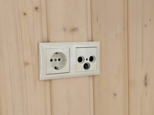 Steckdose plus Kabelanschluss im Wagen.