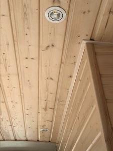 Spot-Strahler an den Decken.