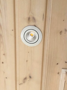 Spot-Strahler an den Decken.