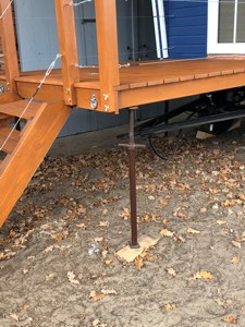 Die Kanalstrebe unter dem Balkon ist angeschraubt und fährt mit hoch, wenn der Balkon hochgezogen wird.