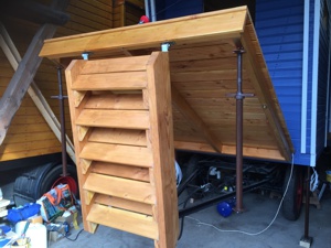 Hier wird der große Balkon mit der E-Winde nach oben gezogen. Balkon und Treppe aus Douglasie KVH Holz.