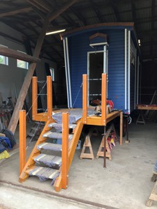 Aufgang zum Balkon über die Treppe. Balkone in Douglasie ausgeführt.