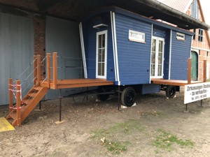 Der Zirkuswagen Giebel und Längsseite mit seinen zwei Balkonen und den montierten Geländern. Beides in Douglasie ausgeführt.