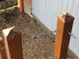 Alle Geländer-Ständer der beiden Balkone haben eine Kupfer-Abdeckung!