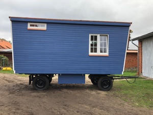 Eine Längsseite vom Wagen. Mit Kellerkasten unter der Mitte des Wagens.