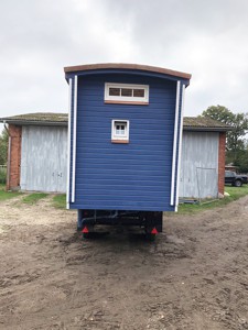 Der Wagen von hinten. Oben das Fenster vom Loft und unten das Fenster vom Bad.