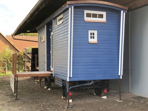 Der Zirkuswagen von der anderen Giebelseite. Unten das Bad, darüber das Loft zum Schlafen.