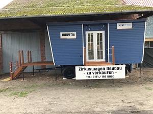 Zirkuswagen von der Seitenansicht.
