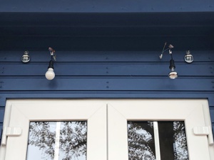 Über beiden Balkontüren Giebelseite und Längsseite vom Wagen sind Vorrichtungen für Aussenlapmen montiert. 2 Lampen der Längsseite und eine an der Giebelseite.