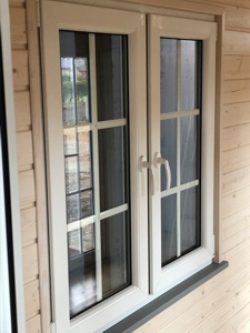 Alle Fenster sind zweifach verglast. Kunststoff weiß. Wie die Türen auch.