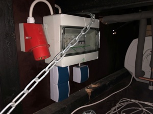 Die Elektro-Installation hat 220 V und zusätzlich noch einen Sicherungskasten mit Sicherheits-Fi-Schalter im Keller vom Zirkuswagen. Von hier wird der Wagen auch eingespeist.