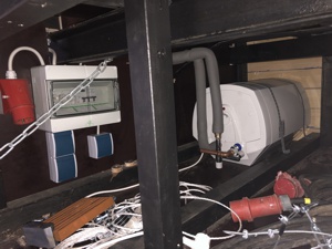 30 Liter Warmwasser-Boiler im Keller vom Zirkuswagen. Zur Warmwasser-Versorgung.