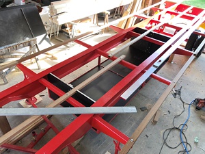 Montage der schwelle auf dem neuen Fahrwerk als Unterbau für die Siebdruckplatten.