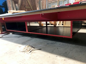Kellerkasten mit Siebdruck-Platten ausgeführt.
