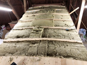 Einbau 140er Steinwolle in der Deckenbalkenlage.