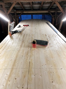 Rauspund auf der Deckenbalkenlage aufgebracht.