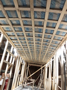 Ständerwerk und Balkenlage mit Schalung.