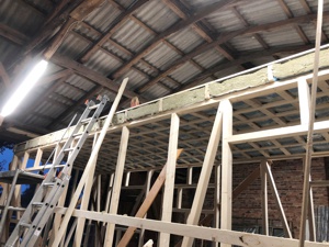Ständerwerk mit Fensterloch.