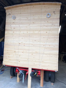 Der Wagen von der Achsseite. Alle Bretter mit VA Schrauben und Manschette verschraubt. Holz: Sachsenstab Lärche.