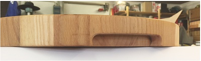 Eingefräßte Griffmulden auf den gegenüberliegenden Seiten des Holzbrettes