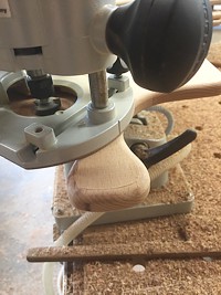 Wir fräsen die Bretter in Handarbeit
