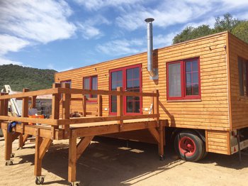 Fertiger Zirkus- bzw. Wohnwagen auf Sardinien mit Terrasse
